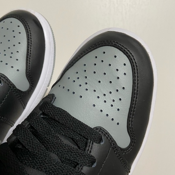 Air Jordan 1 Mids - Picture 4 of 8